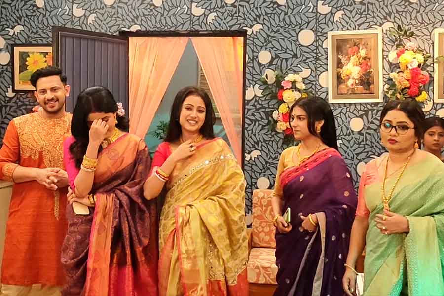 Bengali Serial actor pallavi sharma anindya Chatterjee’s nostalgic reaction at the last day shoot of Bengali Serial neem phooler madhu dgtl