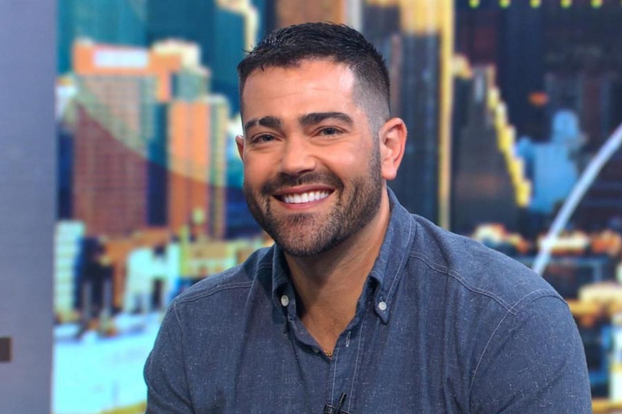 আমেরিকান অভিনেতা জেসি মেটকাফের সঙ্গেও নাকি সম্পর্কে ছিলেন শ্রিয়া। ‘দ্য আদার এন্ড অফ লাইন’ ছবিতে শ্রিয়ার সহ-অভিনেতা ছিলেন জেসি। কানাঘুষো শোনা যায়, সেখানেই তাঁদের সম্পর্ক দানা বাঁধে। একে অপরকে বেশ কিছু দিন ডেট করেছিলেন দুই তারকা। তার পর সেই সম্পর্ক আর এগোয়নি।