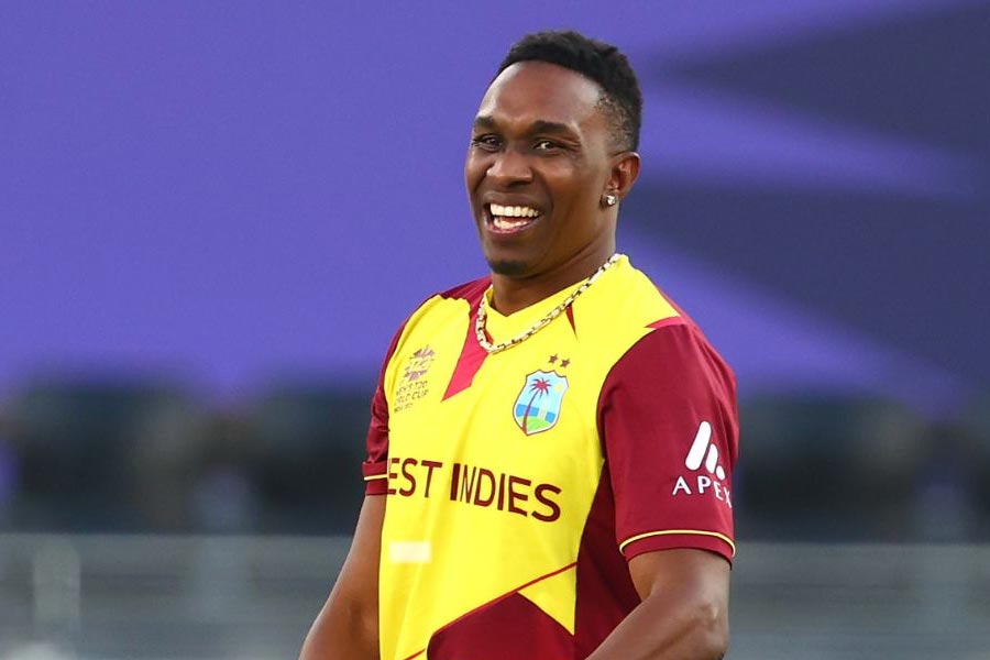 ওয়েস্ট ইন্ডিজ়ের প্রাক্তন ক্রিকেটার ডোয়েন ব্রাভোর সঙ্গেও নাম জড়িয়ে পড়েছিল শ্রিয়ার। ২০১৬ সালে মুম্বইয়ের এক রেস্তরাঁ থেকে দুপুরের খাওয়াদাওয়া সেরে বেরোতে দেখা গিয়েছিল দু’জনকে। তার পর থেকেই কানাঘুষো শোনা যেতে থাকে যে, ডোয়েন এবং শ্রিয়া ডেট করছেন। পরে অবশ্য এই গুঞ্জনে জল ঢেলে দিয়েছিলেন নায়িকা। তিনি যে ‘সিঙ্গল’ এবং খুশি রয়েছেন তা প্রকাশ্যে জানিয়েছিলেন।