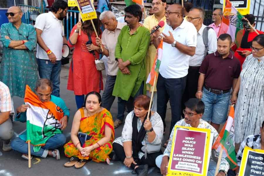 যাদবপুর থানায় দক্ষিণ কলকাতা জেলা কংগ্রেসের বিক্ষোভ।