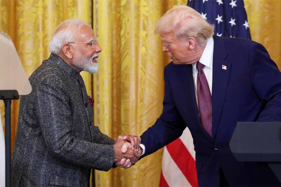 সম্পর্ক: আমেরিকার প্রেসিডেন্ট ডোনাল্ড ট্রাম্পের সঙ্গে প্রধানমন্ত্রী নরেন্দ্র মোদী। ১৩ ফেব্রুয়ারি, ওয়াশিংটন ডিসি।