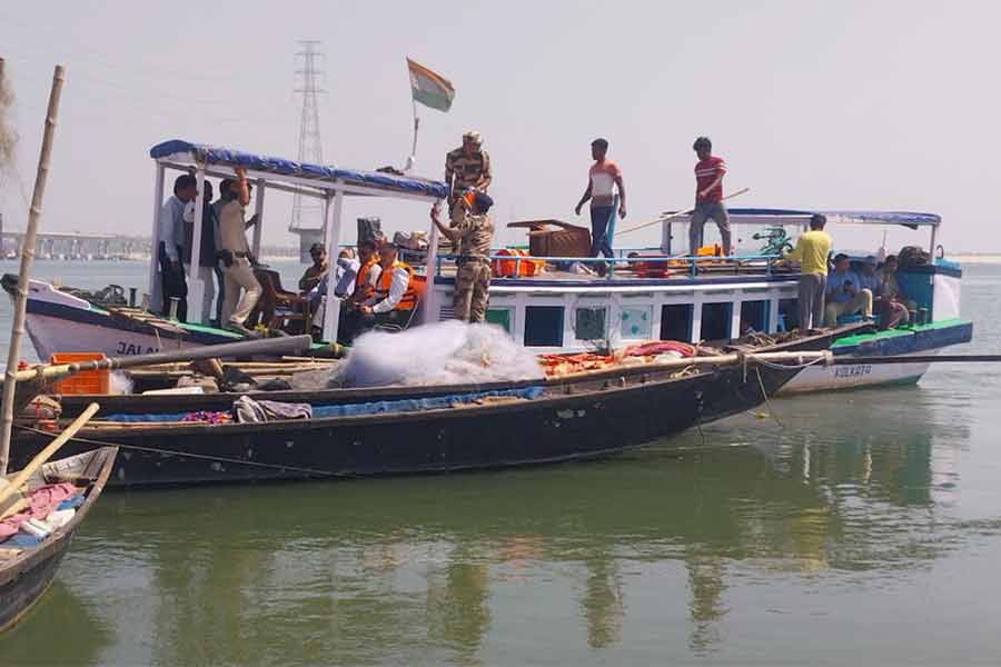 Representatives of Bangladesh survey on Ganges regarding water distribution scheme between India and Bangladesh