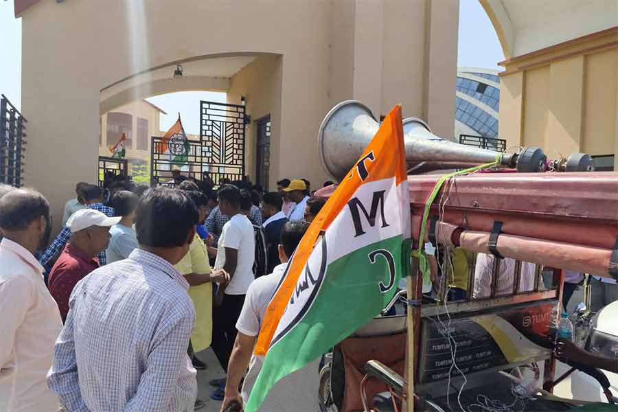 Employees of Biswabangla University blocked the car of Vice Chancellor demanding clearance of their due salaries