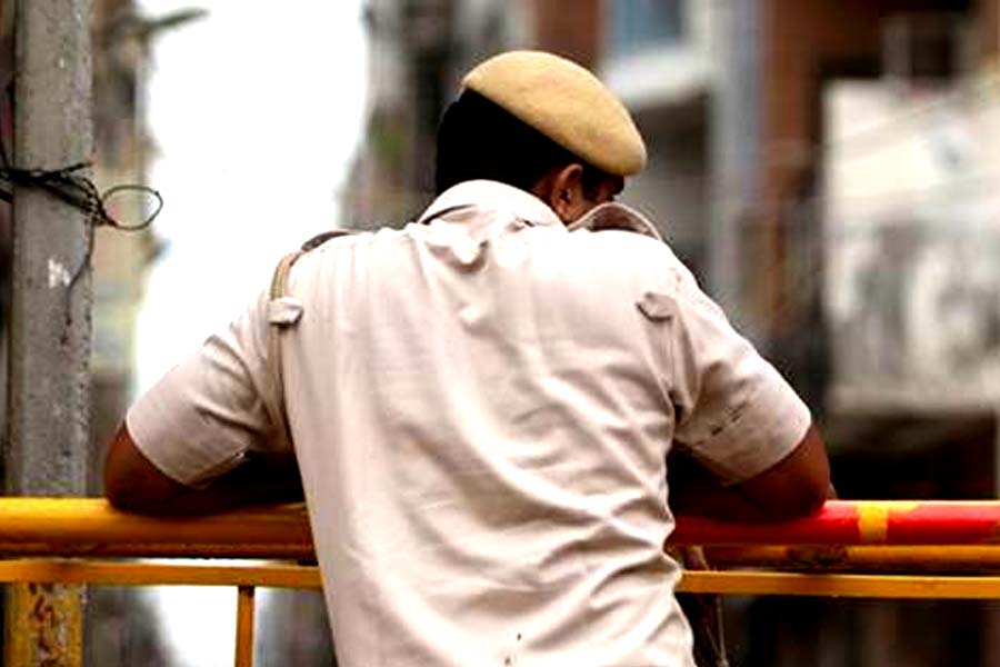 কাজে পৌঁছতে দেরি হওয়ার কারণ জানালেন উত্তরপ্রদেশের কনস্টেবল।