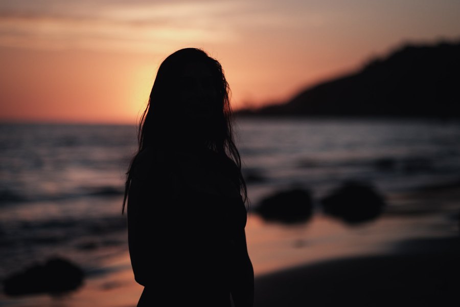 রাতের সঙ্গে নিঃসঙ্গতাবোধ বা অপ্রিয় ঘটনার স্মৃতি জড়িয়ে রয়েছে যাঁদের, তাঁদেরও সমস্যা হতে পারে।