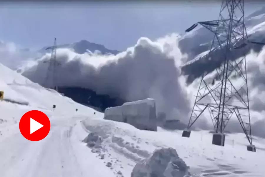 Video shows huge avalanche hits Sonamarg of Jammu and Kashmir