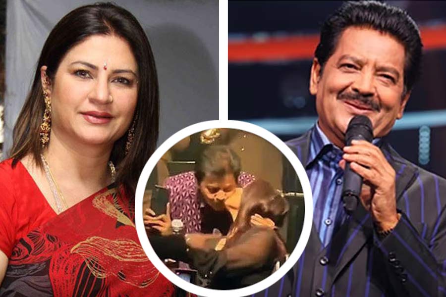 Actress Kunickaa Sadanand defends Udit Narayan for kissing a female fan