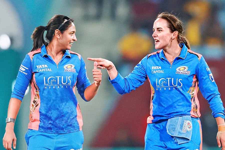 Amelia Kerr took  five wickets to lead Mumbai to victory