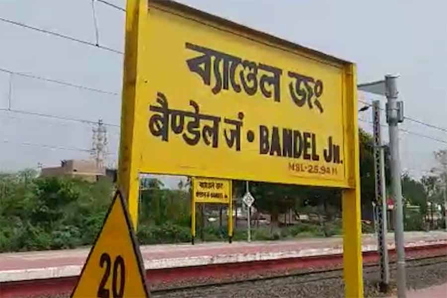 Blockade organized by school teachers after Indian Railways shuts a primary school built on land owned by Railway authority illegally