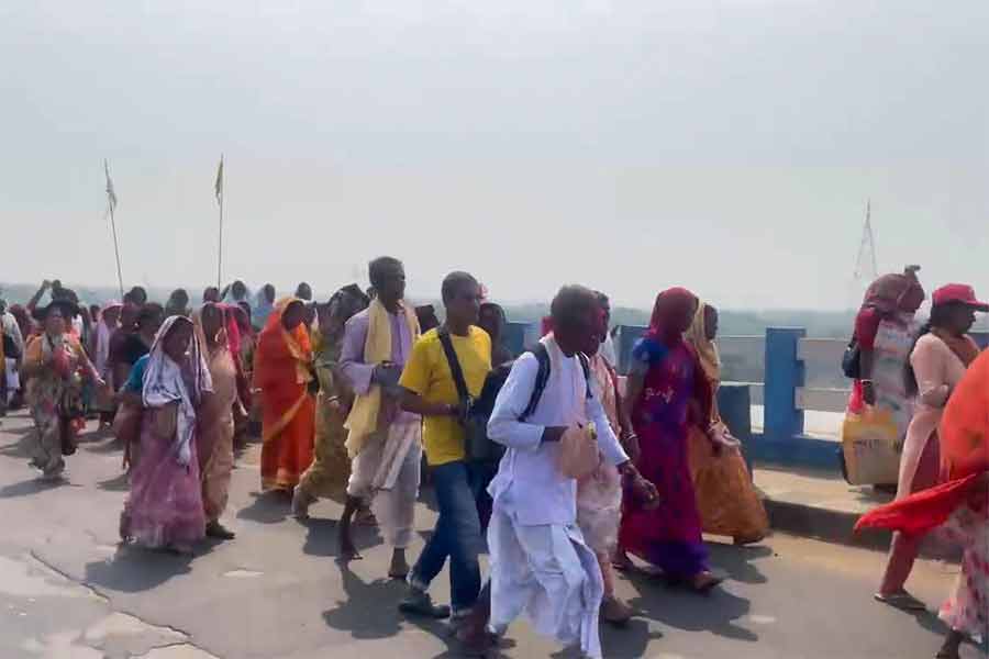 Dol festival at Nabadwip getting blunt due to Kumbh mela