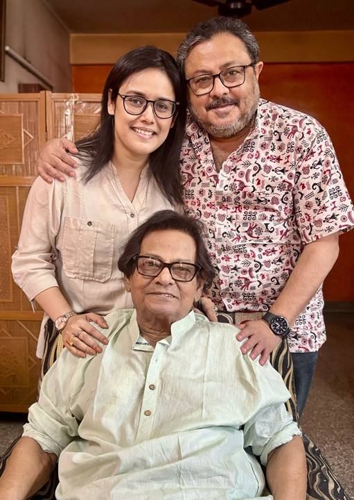 প্রভাত রায়ের ৮১ তম জন্মদিনে মেয়ে একতা ভট্টাচার্য, পরিচালক বন্ধু প্রেমেন্দুবিকাশ চাকী।