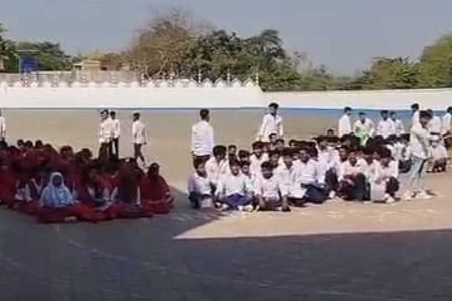 Teachers are guarding the exam hall tightly, students show protest in Murshidabad dgtld