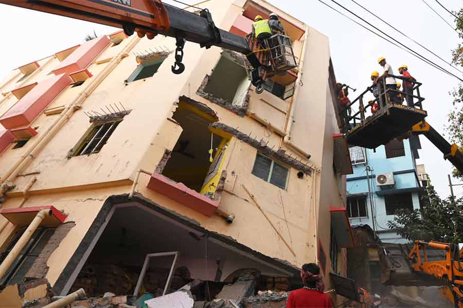 The government and municipalities should take strict steps to quickly stop illegal construction to avoid accidents in Kolkata