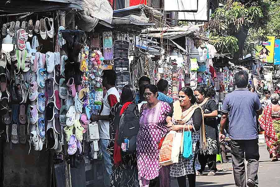 হাতিবাগানে রাস্তায় নেমে এসেছে দোকান।