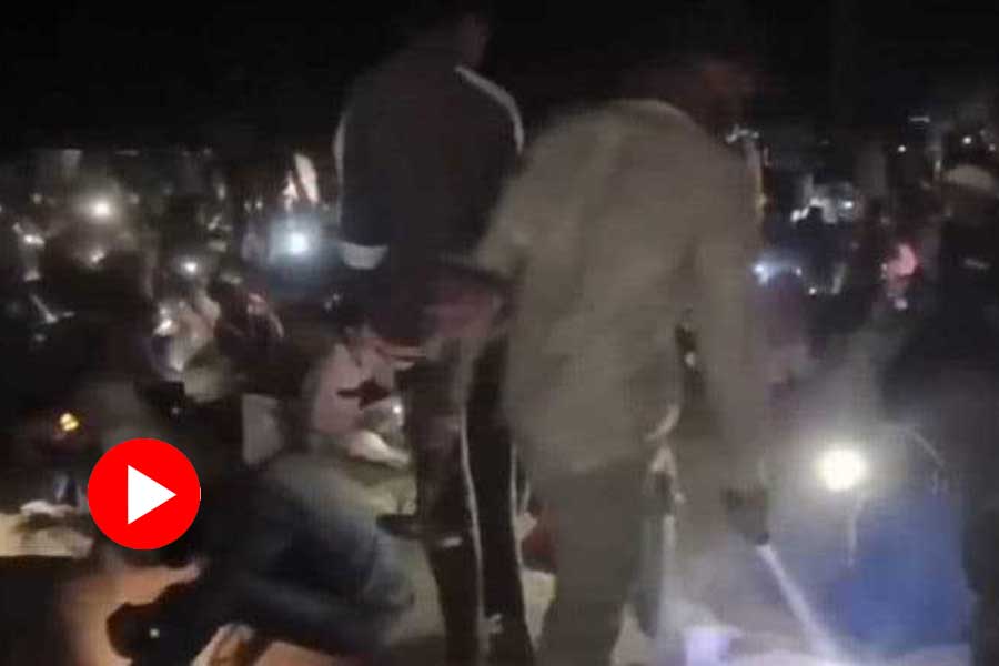 Video shows people of Burhanpur of Madhya Pradesh digging Asirgarh fort to get Mughal gold coins after watching Chhaava