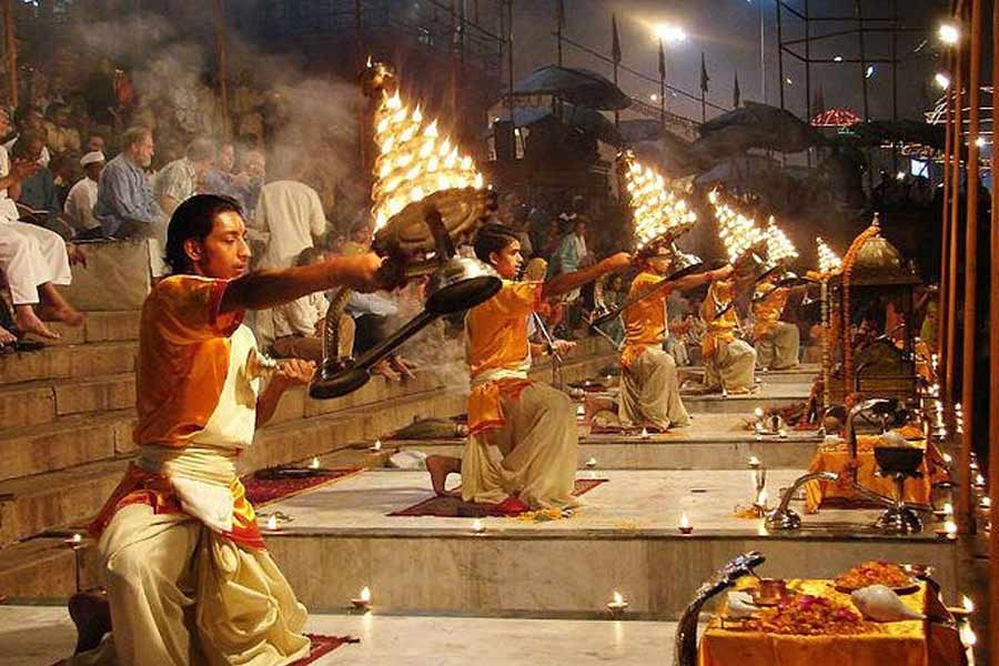 বেনারসে গঙ্গার ঘাটে আরতি।