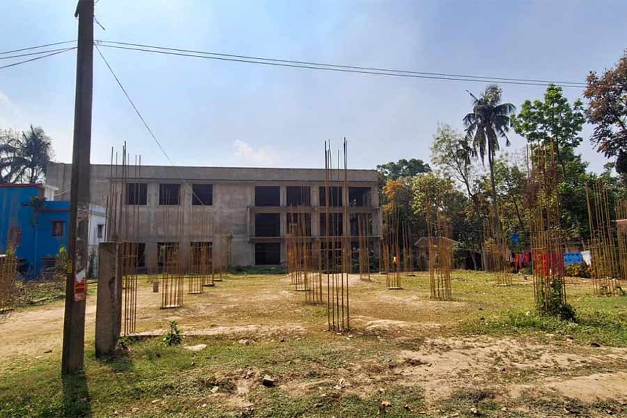 Unfinished building of an illegal investment company sighted at Kalinarayanpur