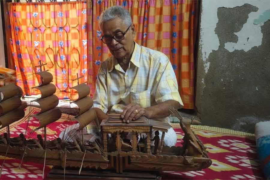 বাঁশের তৈরি এ ধরনের পালতোলা ময়ূরপঙ্খী নৌকোই গিয়েছিল রানি দ্বিতীয় এলিজাবেথের কাছে।