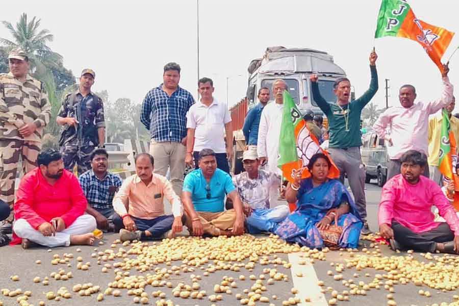 Farmers on protest in demand of increasing the subsidiary value of potatoes