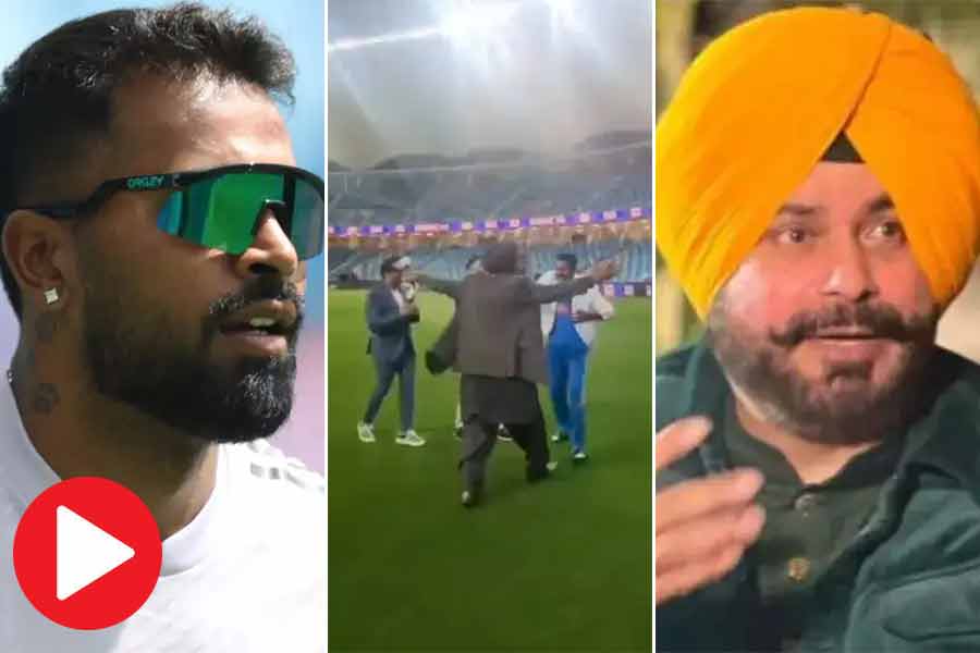 Video of Hardik Pandya and Navjot Singh Sidhu dancing after India wins ICC Champions Trophy