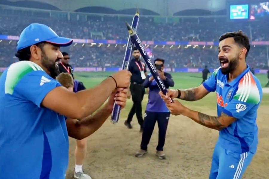 উইকেট হাতে ডান্ডিয়া খেলছেন রোহিত শর্মা এবং বিরাট কোহলি।