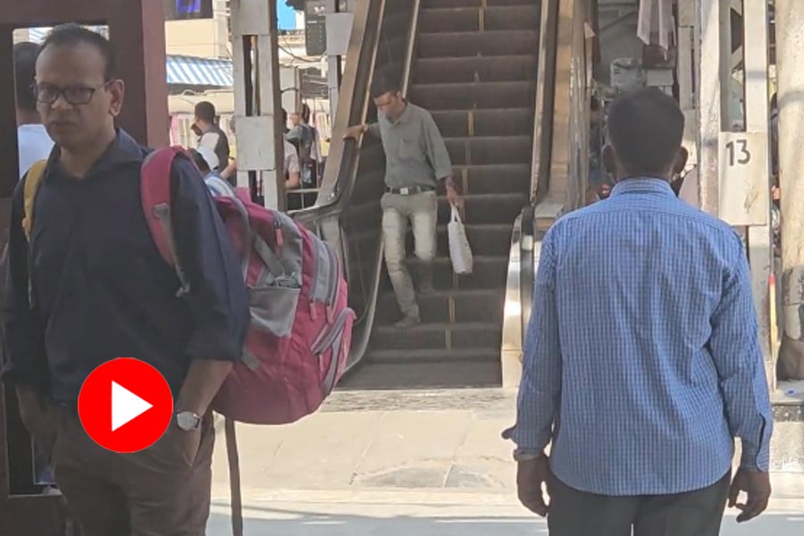 Video Of Man Walking Wrong Way On Escalator At Thane Railway Station For 5 Minutes goes viral dgtl