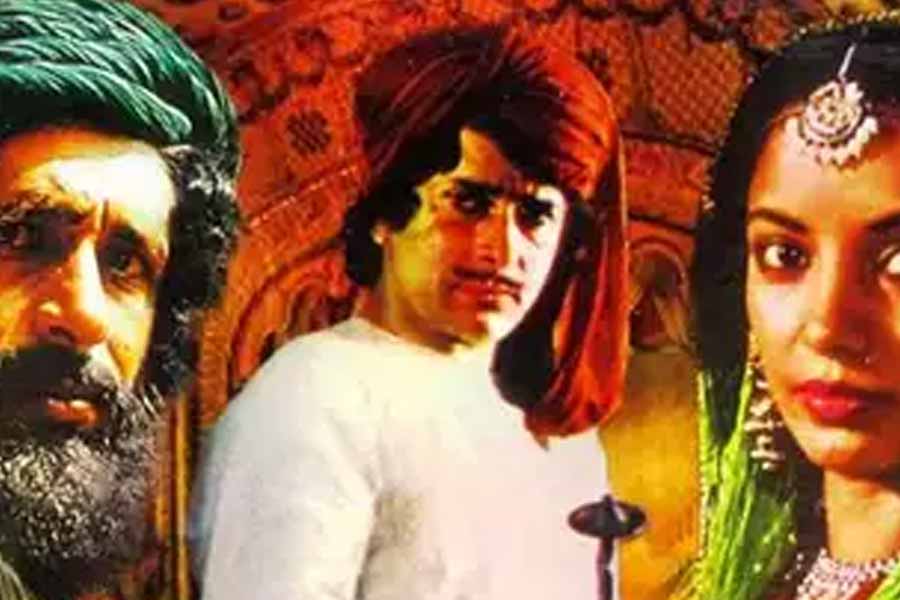 বলিপাড়া সূত্রে খবর, ‘জুনুন’ ছবিতে গুটি কতক দৃশ্যে অভিনয়ের প্রস্তাব পেয়েছিলেন অমিতাভ। তবে পারিশ্রমিক হিসাবে মাত্র ৫০০ টাকা দিতে রাজি ছিলেন প্রযোজক। তাতেই অভিনয় করতে রাজি হয়ে গিয়েছিলেন তিনি।