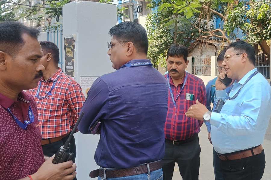 Police leaves Jadavpur University campus amidst students’ protest, student representatives join meeting with authority dgtl