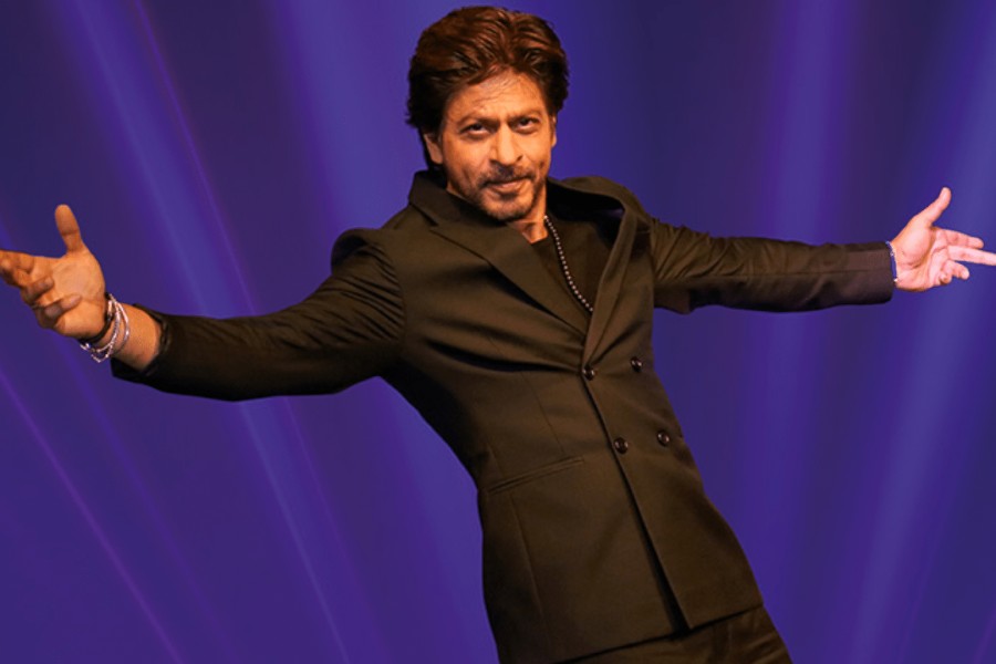 Shah Rukh Khan creates new style in men's Fashion with diamond necklace dgtl