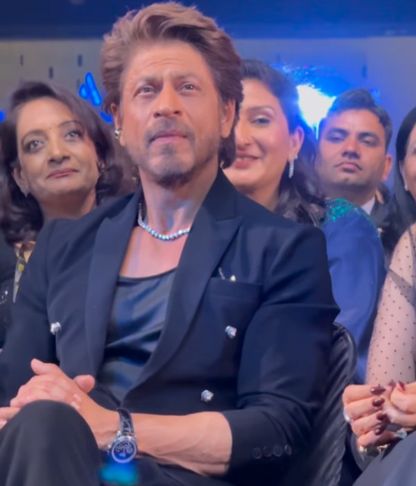 তখন দর্শকাসনে। 