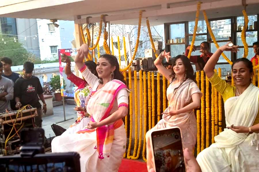 নাচেগানে আসর মাতালেন ‘আমার বস’ ছবির অভিনেত্রীরা।