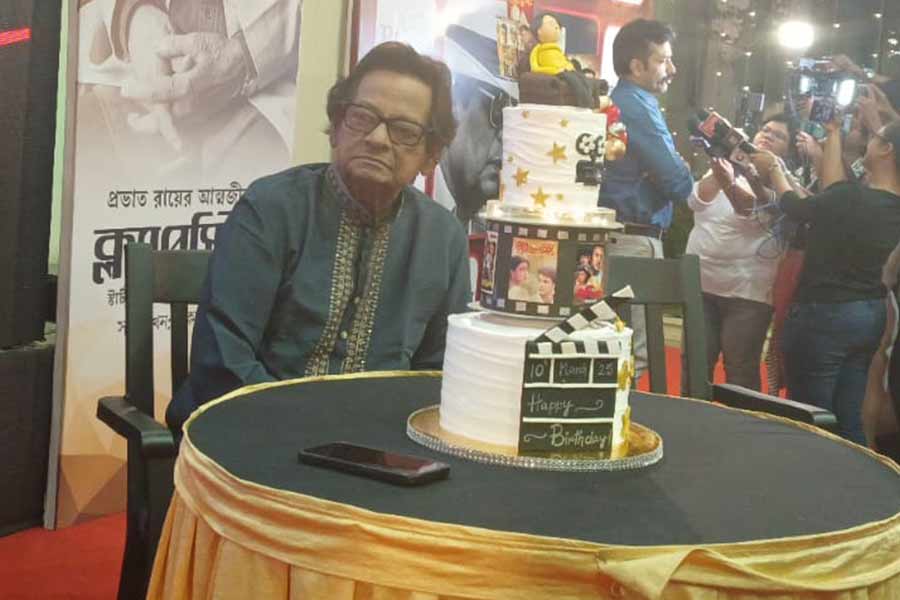 পরিচালনায় ফিরছেন প্রভাত রায়।