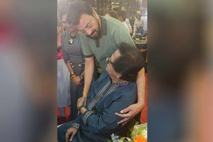 চিরঞ্জিতের সঙ্গে প্রভাত রায়।