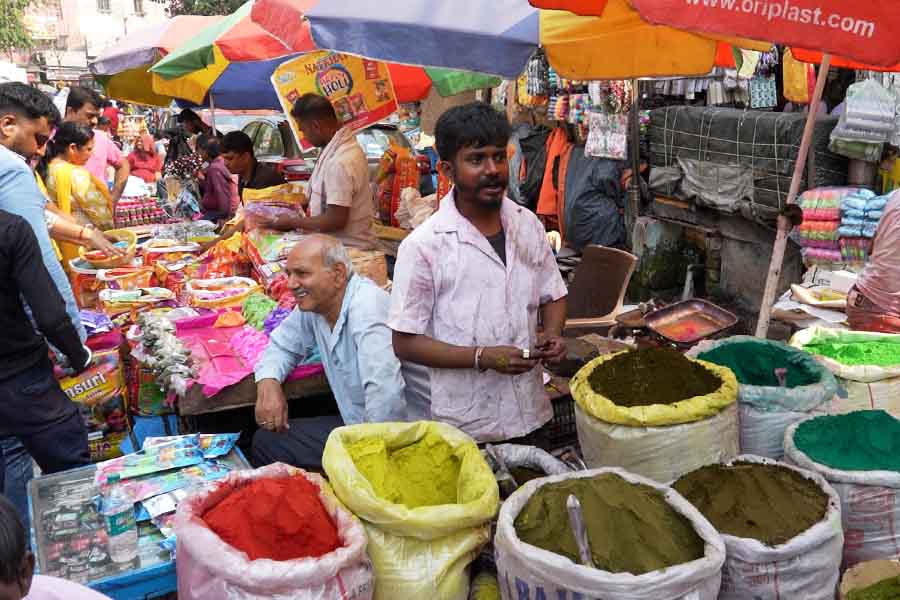 Holi 2025: Kolkata people throng colour market well before Dol, Pushpa Pichkari is the new craze dgtl