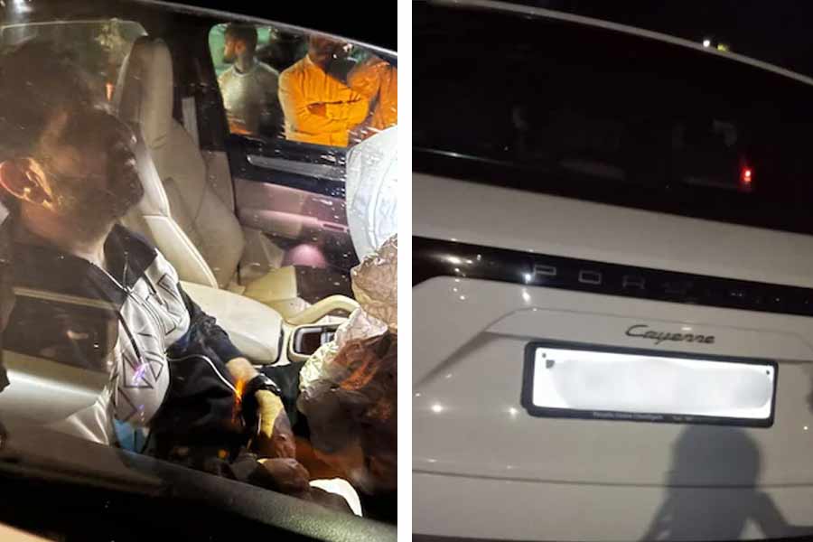 সোমবার রাতে চণ্ডীগড়ের রাস্তায় দু’টি স্কুটারে ধাক্কা মারে একটি পোর্শে।
