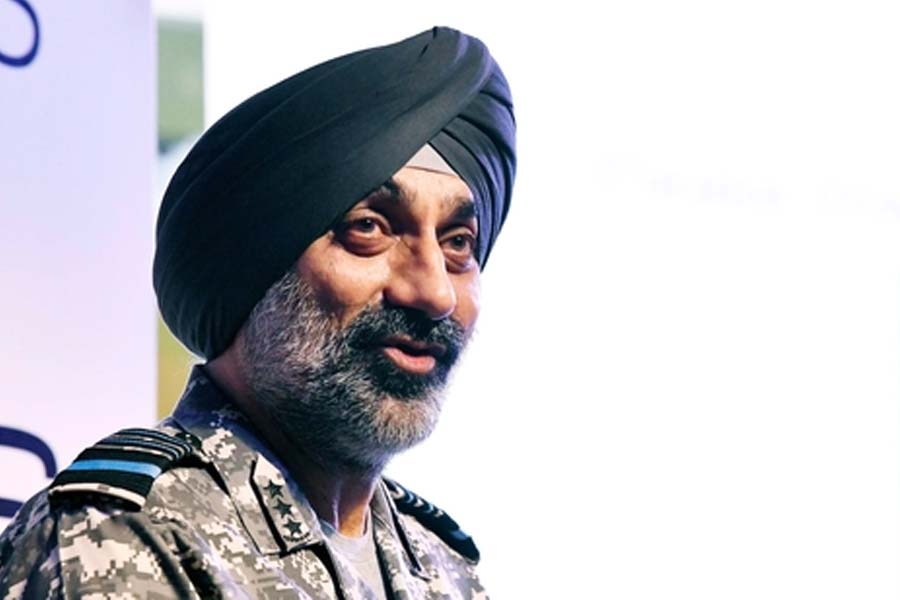 এর কয়েক সপ্তাহ পরেই সম্প্রতি ভারতের বায়ুসেনার প্রধান অমরপ্রীত সিংহ স্পষ্ট করে দিয়েছেন, এ বিষয়ে কোনও আনুষ্ঠানিক প্রস্তাব পায়নি ভারতীয় বিমানবাহিনী (আইএএফ)।