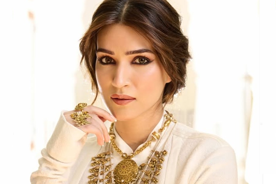 What is Rajasthani Poshak that Kriti Sanon wore in an award Function dgtl