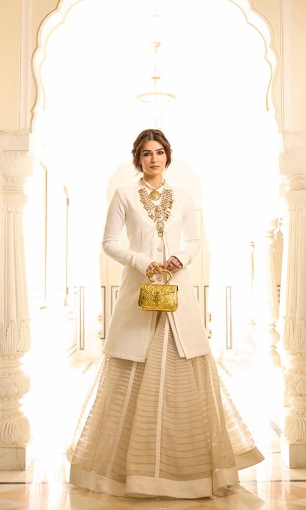 কৃতির ওই পোশাকের নকশা করেছেন রাজস্থানেরই পোশাকশিল্পী রাঘবেন্দ্র রাঠৌর। 