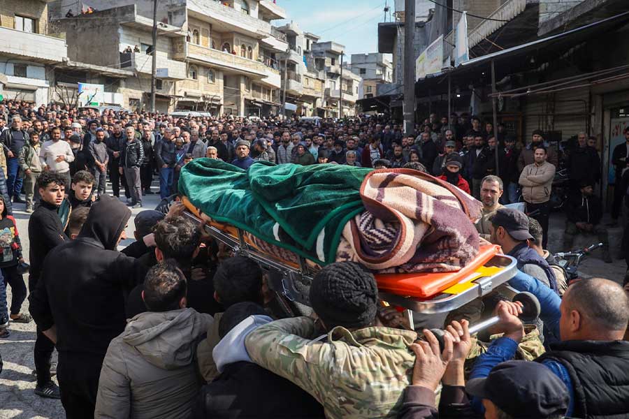 Syria deals with sectarian violence as Bashar al-Assad loyalists clash with government forces putting the minority shia alawites at grave risk dgtl