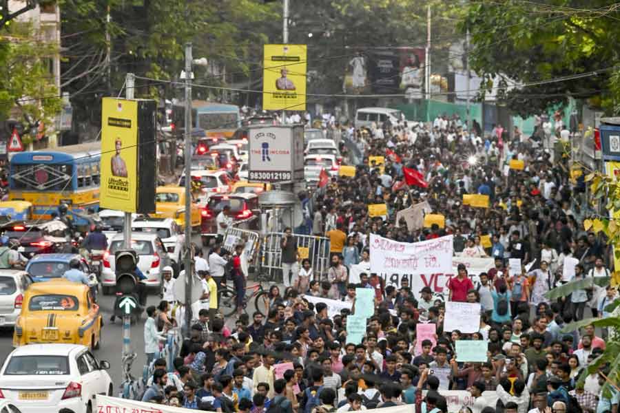 Calcutta High Court has withdrawn its order banning political programs in the Jadavpur University area dgtl