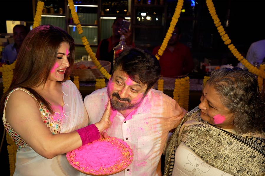 Director Shiboprosad Mukherjee plays holi with the full team of his upcoming film Amar boss with Srabanti Chatterjee, Anupam Roy and others dgtl