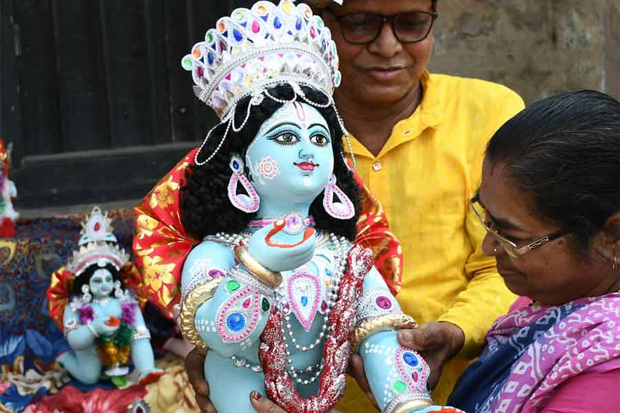 Special dishes like Pizza and Pasta as offering to Mahaprabhu at Nabadwip