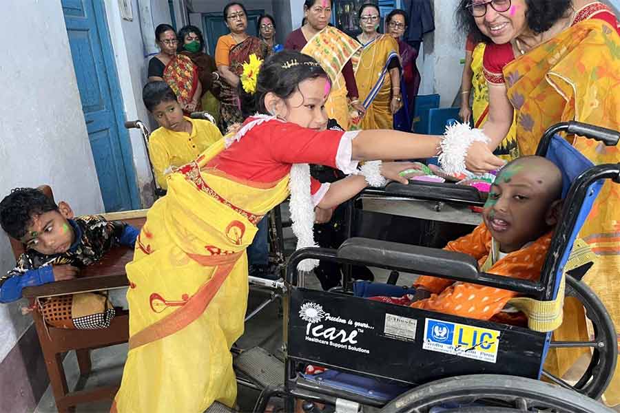 Specillay abled children celebrated Dol Yatra 2025