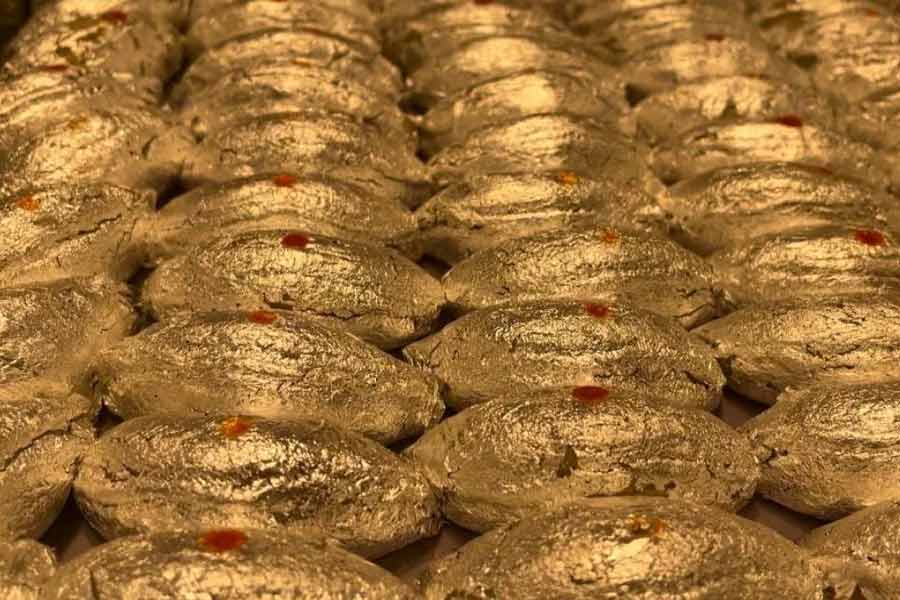 A piece of gujiya worth of 1300, selling in Uttar Pradesh dgtl