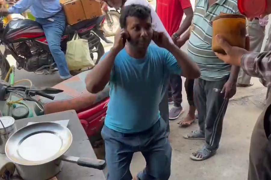 দোকানিকে কান ধরে ওঠবোস করালেন খাদ্য সুরক্ষা দফতরের আধিকারিক।