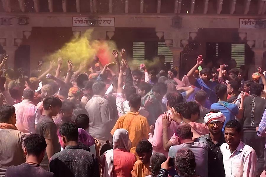Devotees play Laddu Holi with great fervour in UP's Mathura dgtl