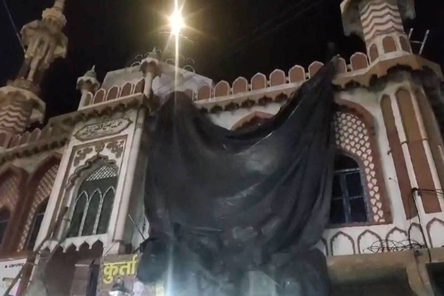 Uttar Pradesh administration has decided to cover mosques with tarpaulins, particularly those along the route of the traditional "Laat Saheb" Holi procession in Shahjahanpur dgtl
