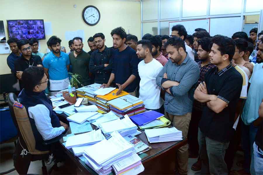 Students of North Bengal Medical College on protest in suspect that threat culture is returning in the college