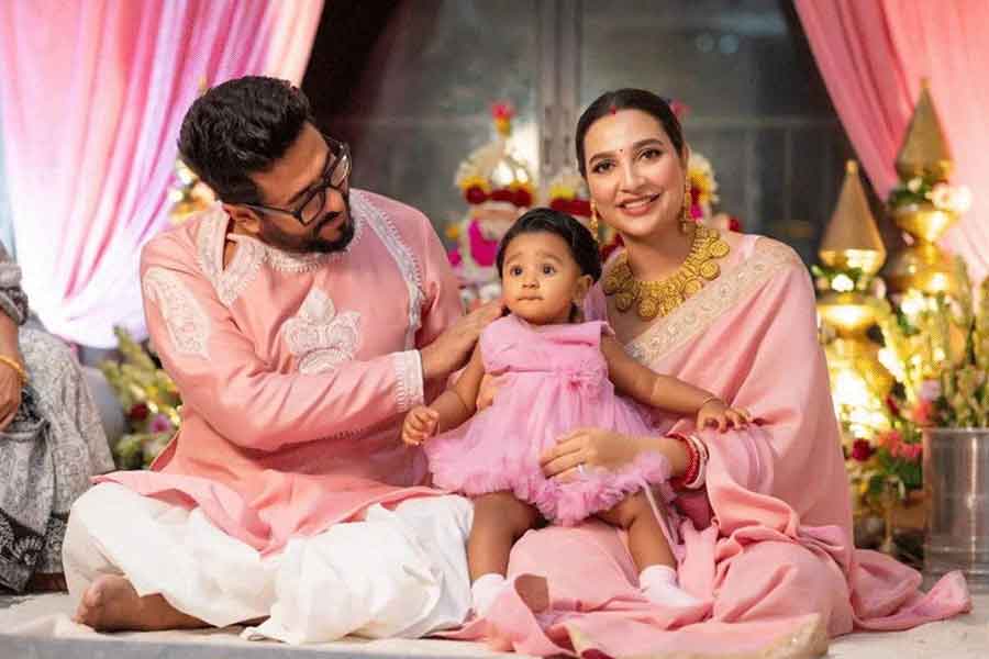 Is Director Raj Chakrabirty's daughter Yalini Chakraborty acting in Bengali mega serial Grihoprobesh dgtl