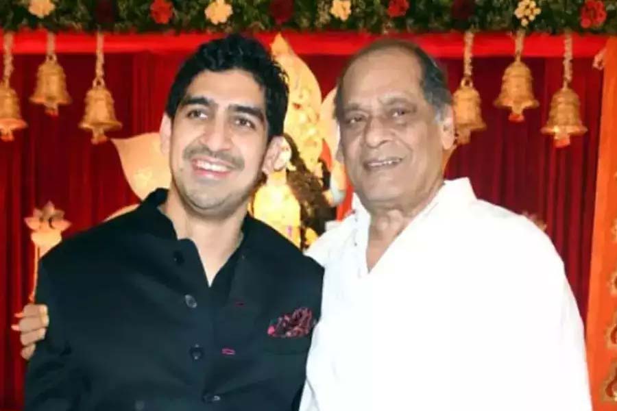 বাবা দেব মুখোপাধ্যায়ের সঙ্গে অয়ন মুখোপাধ্যায়।